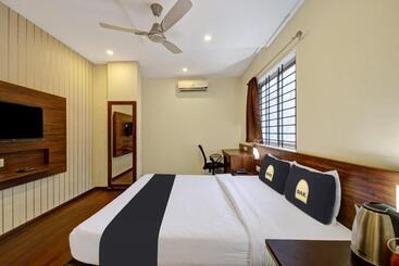 هتل Townhouse Oak Passport Inn