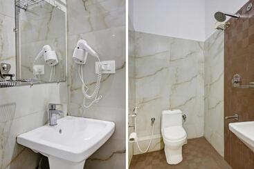 هتل Townhouse Oak Passport Inn