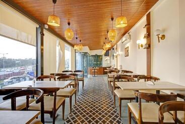 هتل Townhouse Oak Passport Inn