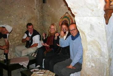 پانسیون Nitovikla Hotel & Cave Restaurant & Pool An Authentic Local Experience !