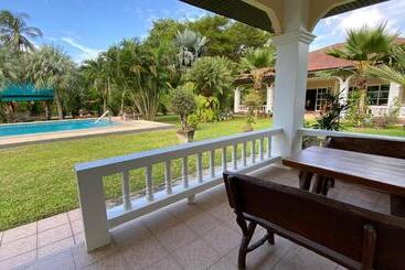 پانسیون Palm Gardens Resort, Bang Saphan