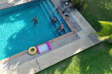 پانسیون Palm Gardens Resort, Bang Saphan
