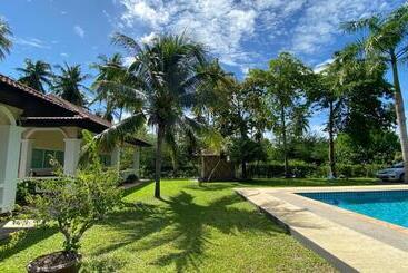 پانسیون Palm Gardens Resort, Bang Saphan