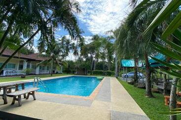 پانسیون Palm Gardens Resort, Bang Saphan
