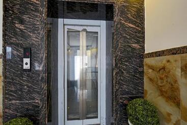 Airport Hotel De Rosewood