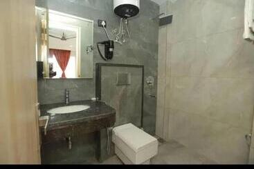 Airport Hotel De Rosewood