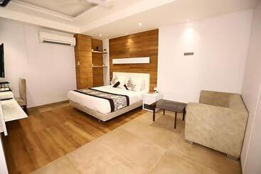 Airport Hotel De Rosewood