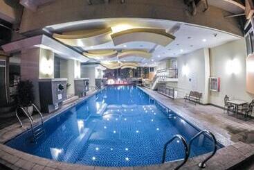 Enjoy Free Sauna And Pool Access, Save 70 Percent This Month On A Deluxe Unit In Manila With A Balco