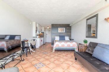 Hbr Direct Oceanfront Condo, Daytona Beach, Sleeps 4