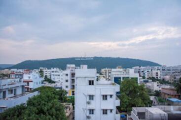 בית מלון כפרי Homey Suites   Vizag Beach Visakhapatnam