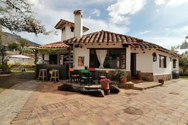 هتل Karibu Hostel Pub