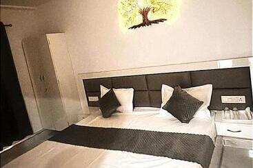 호텔 Luxury Stays White House    By Sky Group    Special Studio Rooms For Families, Couples & Corporate