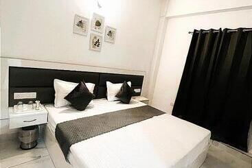 호텔 Luxury Stays White House    By Sky Group    Special Studio Rooms For Families, Couples & Corporate