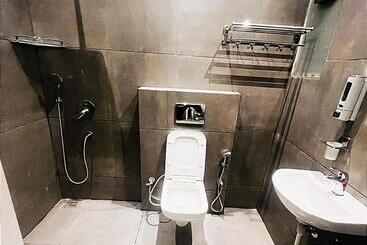 호텔 Luxury Stays White House    By Sky Group    Special Studio Rooms For Families, Couples & Corporate