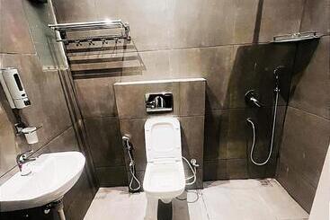 호텔 Luxury Stays White House    By Sky Group    Special Studio Rooms For Families, Couples & Corporate