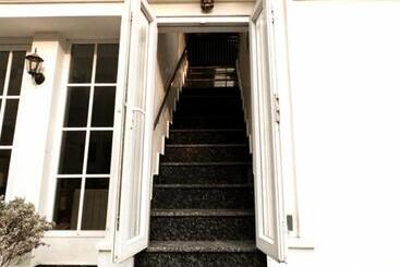호텔 Luxury Stays White House    By Sky Group    Special Studio Rooms For Families, Couples & Corporate