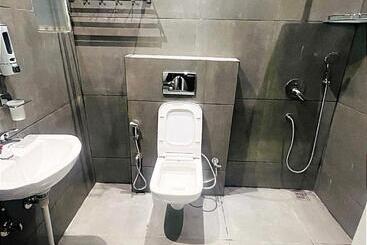 호텔 Luxury Stays White House    By Sky Group    Special Studio Rooms For Families, Couples & Corporate