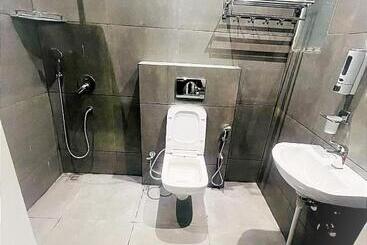 호텔 Luxury Stays White House    By Sky Group    Special Studio Rooms For Families, Couples & Corporate