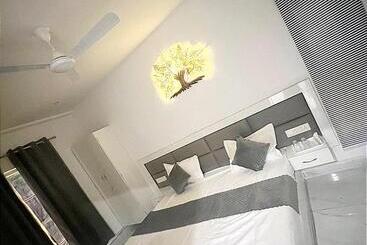호텔 Luxury Stays White House    By Sky Group    Special Studio Rooms For Families, Couples & Corporate