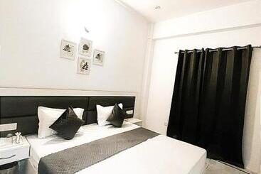 호텔 Luxury Stays White House    By Sky Group    Special Studio Rooms For Families, Couples & Corporate
