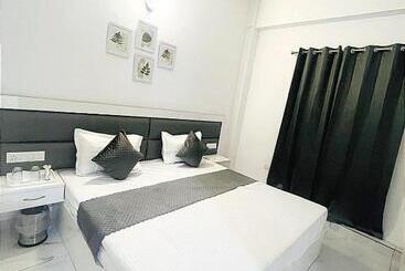 호텔 Luxury Stays White House    By Sky Group    Special Studio Rooms For Families, Couples & Corporate