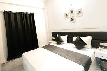 호텔 Luxury Stays White House    By Sky Group    Special Studio Rooms For Families, Couples & Corporate