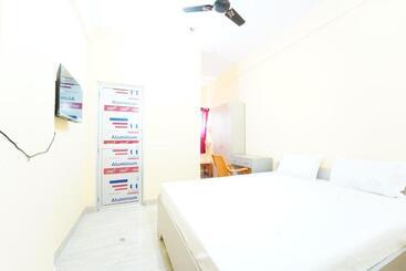 هتل Parrots Inn