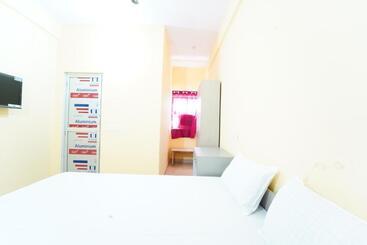 هتل Parrots Inn