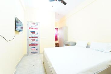 هتل Parrots Inn