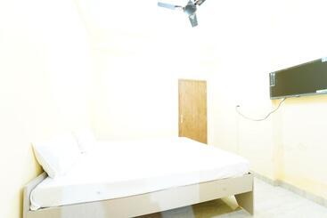 هتل Parrots Inn