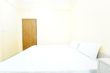 هتل Parrots Inn