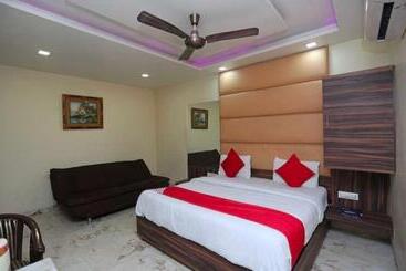 Oyo 81037 Hotel Shree Madhav Regency