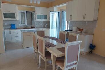 پانسیون Emi S Villa