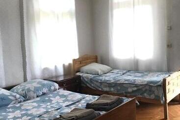 پانسیون Guest House Nana