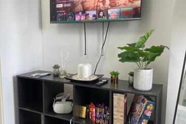 Azure Urban Resort   City View 1br   Ps4, Billiards, Netflix, Karaoke