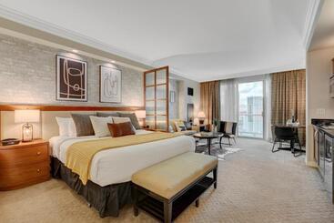 Studio Suite 25th Flr Mgm Signature  Balcony Strip View