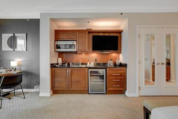 Studio Suite 25th Flr Mgm Signature  Balcony Strip View