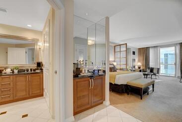 Studio Suite 25th Flr Mgm Signature  Balcony Strip View