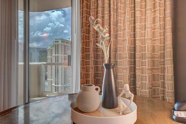 Studio Suite 25th Flr Mgm Signature  Balcony Strip View