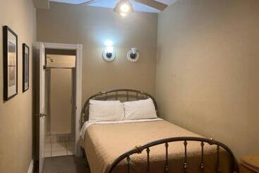 تختخواب و صبحانه Queen Bed With Private Ensuite Bathroom In Lakeview   3d