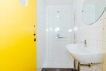 هاستل Surf & Sea Suites