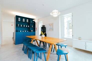هاستل Surf & Sea Suites