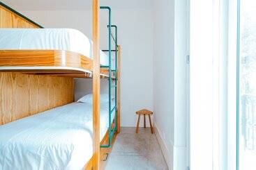 هاستل Surf & Sea Suites