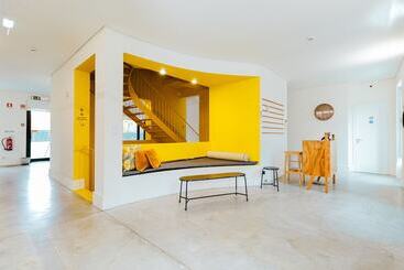 هاستل Surf & Sea Suites
