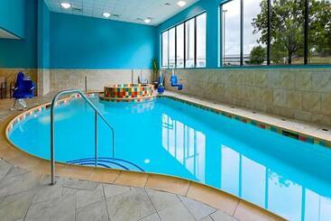 هتل Holiday Inn Express & Suites Downtown