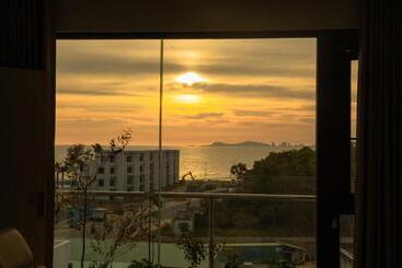 Light House Motel 978