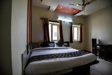Oyo Flagship Hotel Alpine Inn