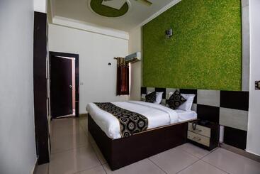 Oyo Flagship Hotel Alpine Inn