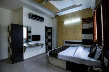 Oyo Flagship Hotel Alpine Inn