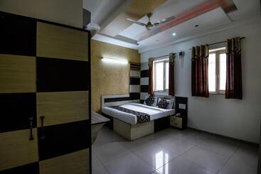 Oyo Flagship Hotel Alpine Inn